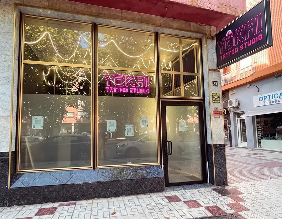 Fachada exterior de Yokai Tattoo, estudio de tatuajes en Av. Europa 69, Málaga