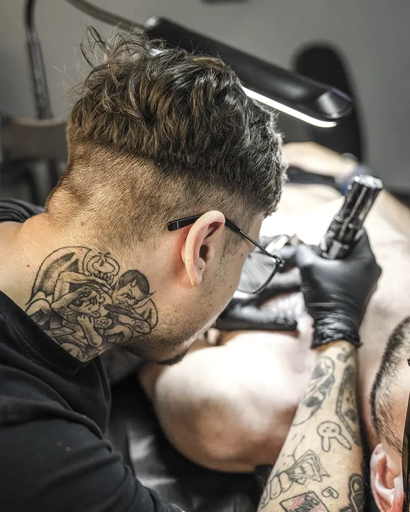 Sesión de tatuaje realista en negro y gris en Yokai Tattoo Málaga