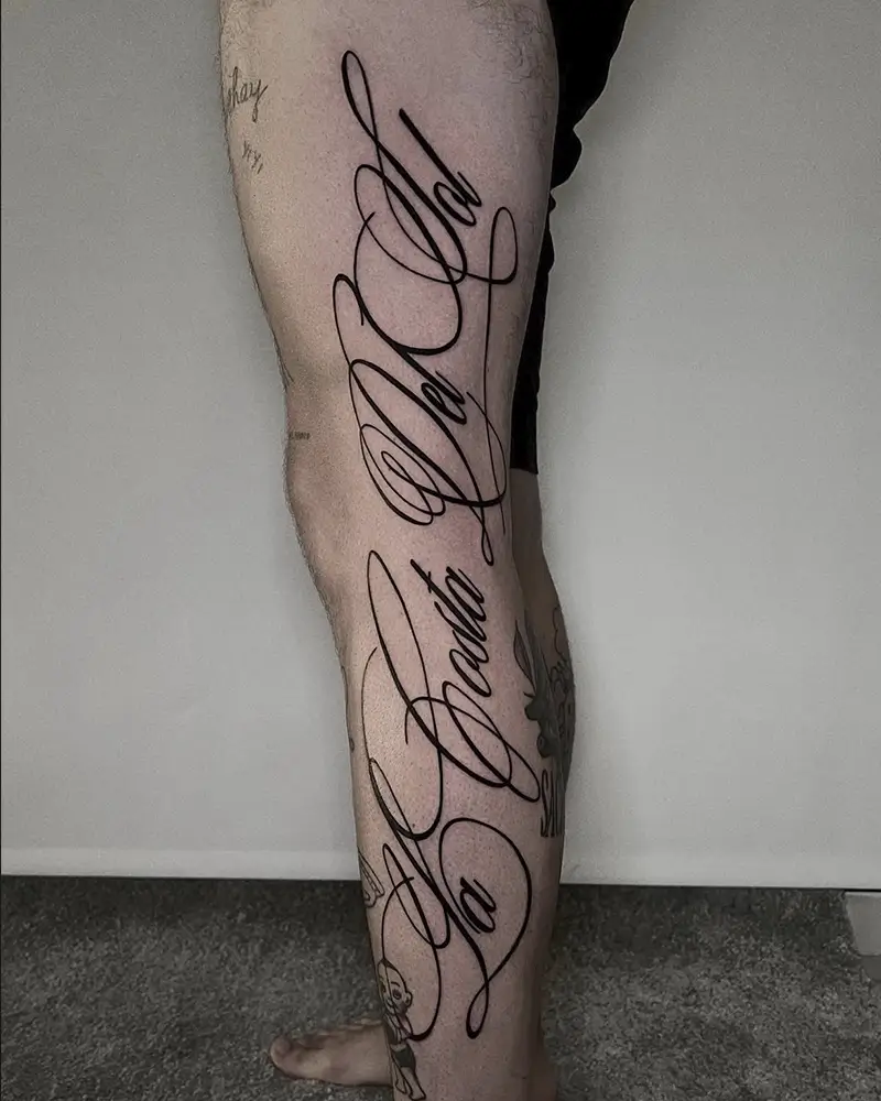 Lettering en línea fina en la pierna, por Carmen González