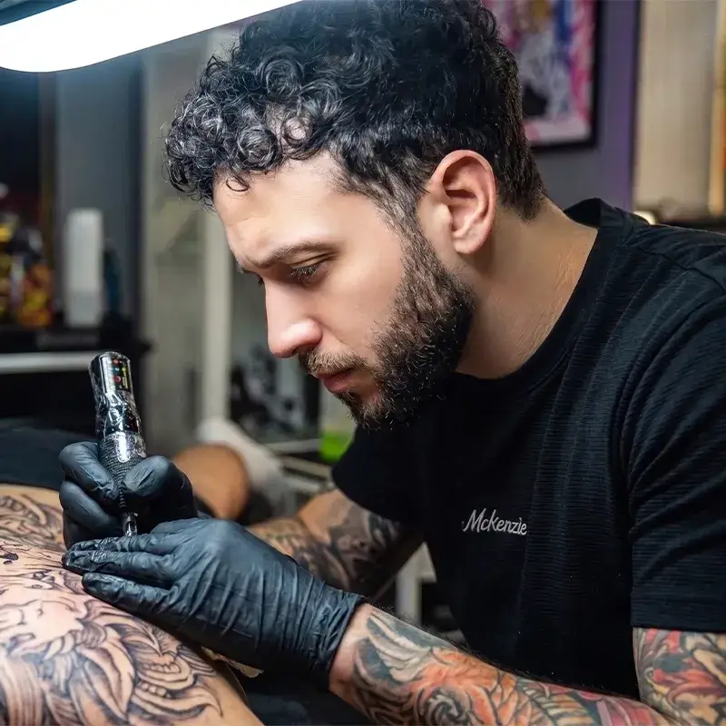 Alberto Pico, tatuador en Yokai Tattoo especializado en anime en blanco y negro, y a color