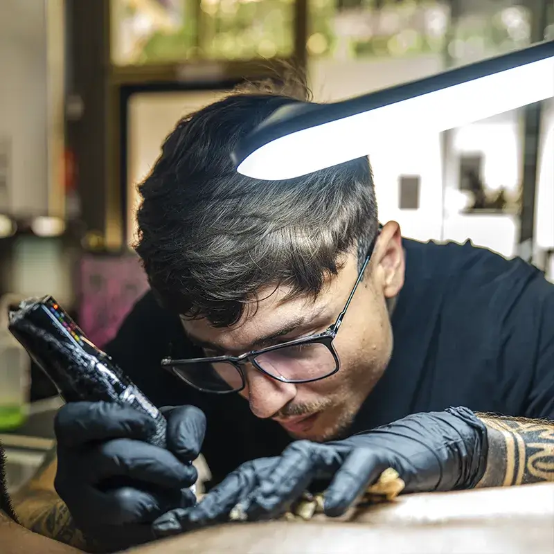 Guti, tatuador en Yokai Tattoo especializado en realismo, tradicional y blackwork