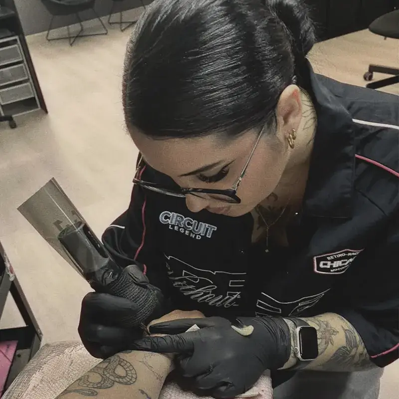 Carmen González, tatuadora en Yokai Tattoo especializada en línea fina, fineline y anime
