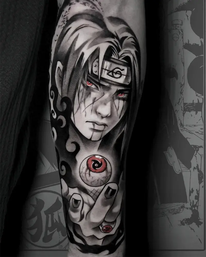 Tatuaje anime de Itachi Uchiha de Naruto en blanco y negro realizado en Yokai Tattoo en Málaga