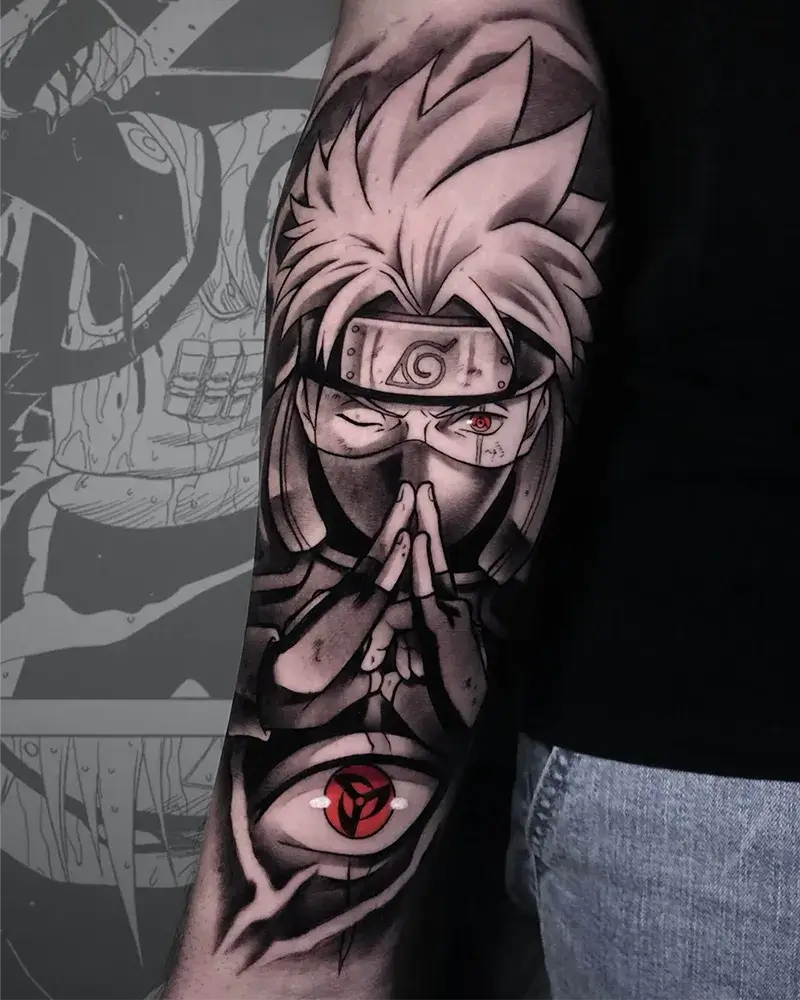 Tatuaje anime de Kakashi Hatake de Naruto en el antebrazo hecho por Alberto Pico en Yokai Tattoo Málaga