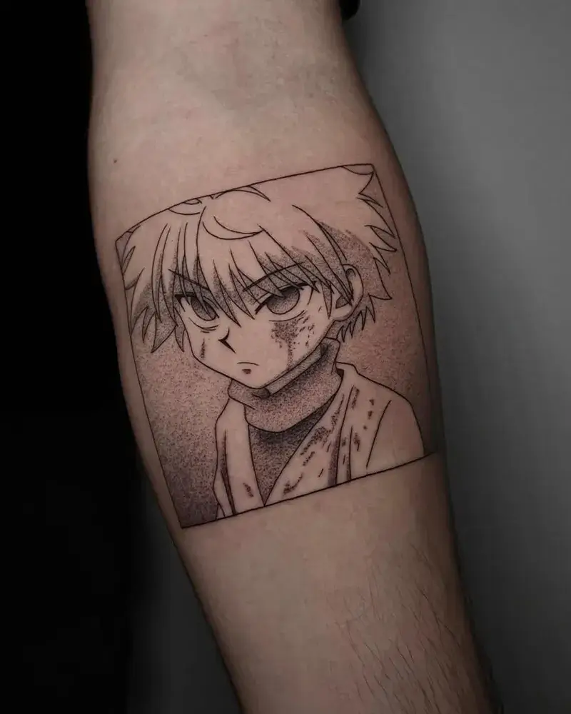 Tatuaje anime de Killua Zoldyck de Hunter x Hunter en el muslo hecho por Carmen González en Yokai Tattoo Málaga