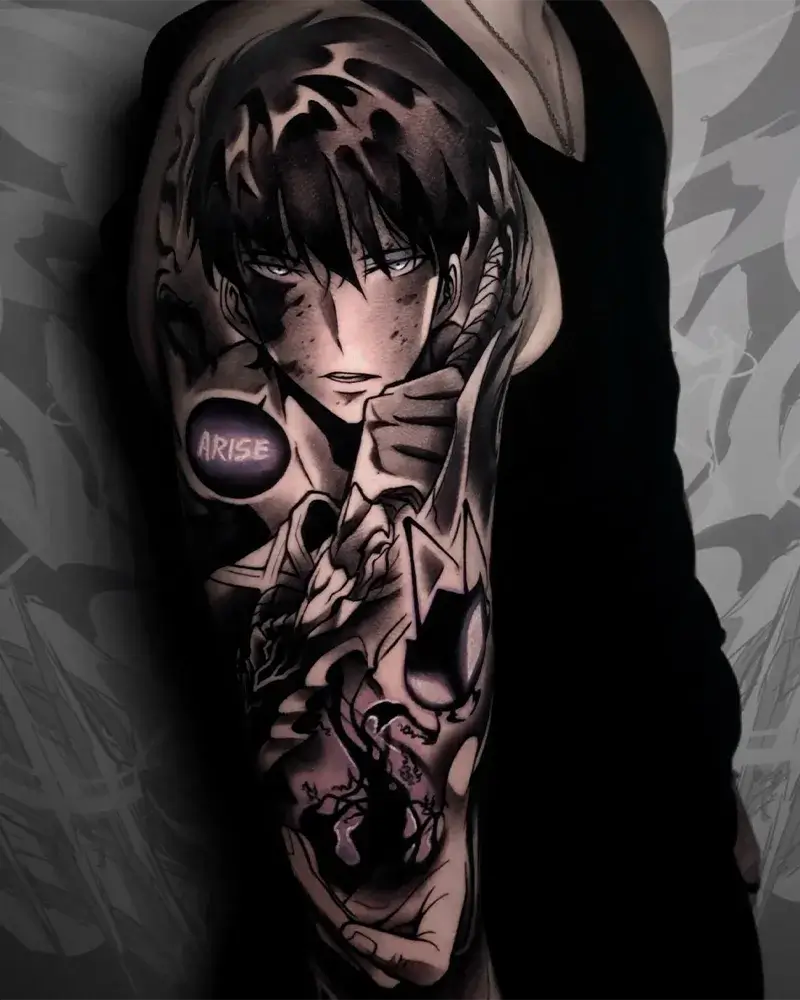Tatuaje anime de Sung Jinwoo de Solo Leveling en el brazo hecho por Alberto Pico en Yokai Tattoo Málaga