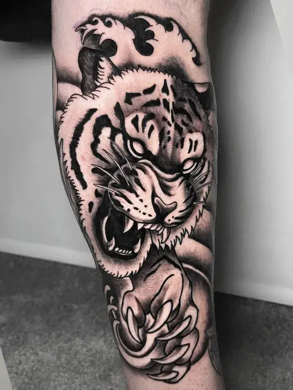 Tatuaje de león en estilo blackwork en la pierna realizado por Guti en el estudio Yokai Tattoo en Málaga