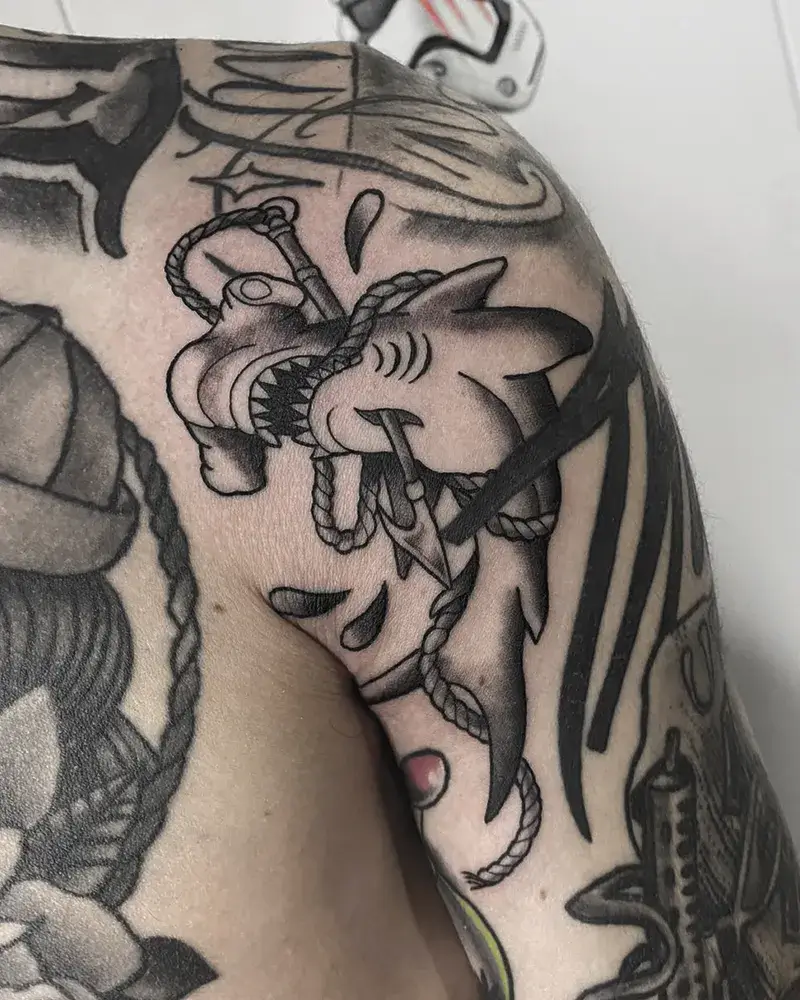 Tatuaje blackwork de tiburón en blanco y negro realizado por Guti en el estudio Yokai Tattoo en Málaga