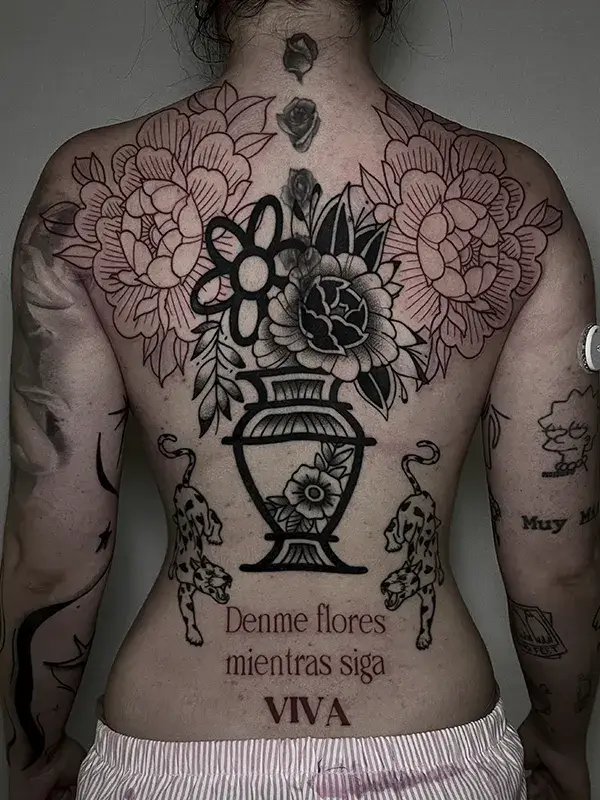 Tatuaje de línea fina en la espalda realizado por Carmen González en el estudio Yokai Tattoo en Málaga