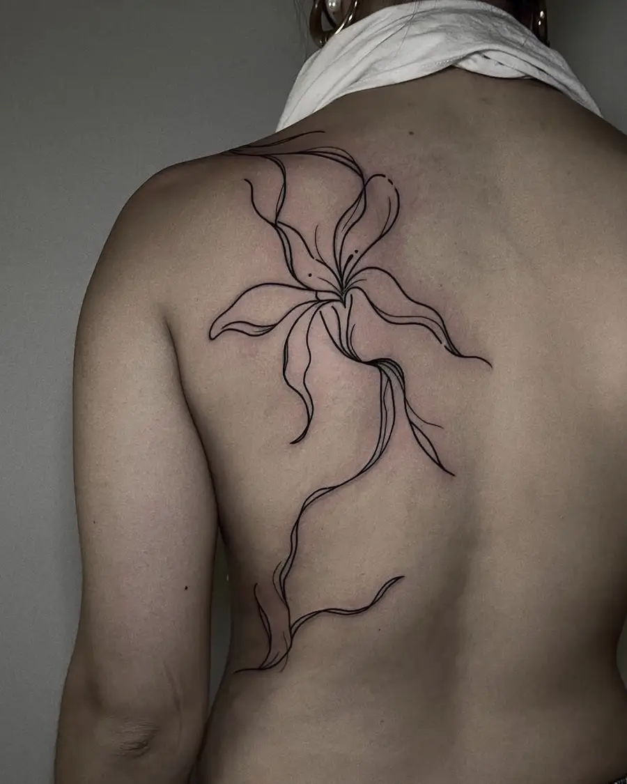 Flor en espalda — Línea fina · espalda, por Carmen González, Yokai Tattoo Málaga