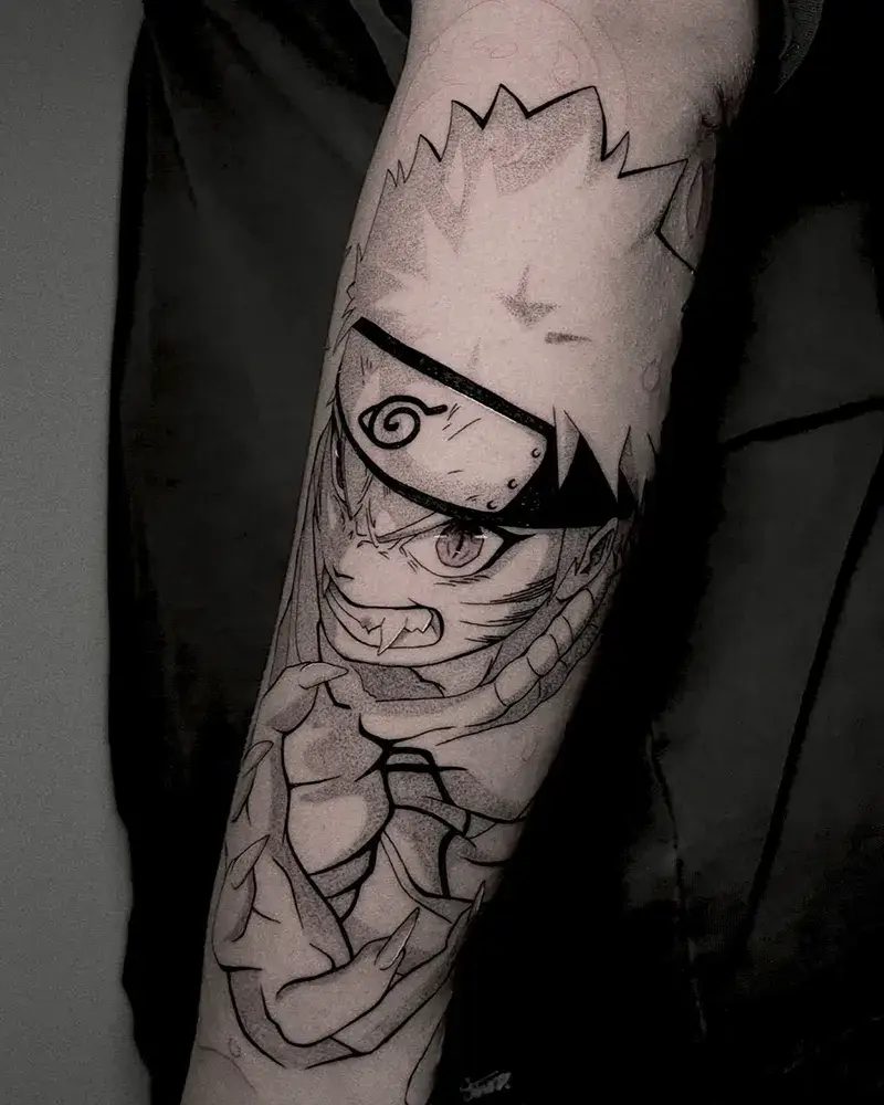 Tatuaje anime de Naruto Uzumaki en blanco y negro realizado por Carmen en Yokai Tattoo en Málaga