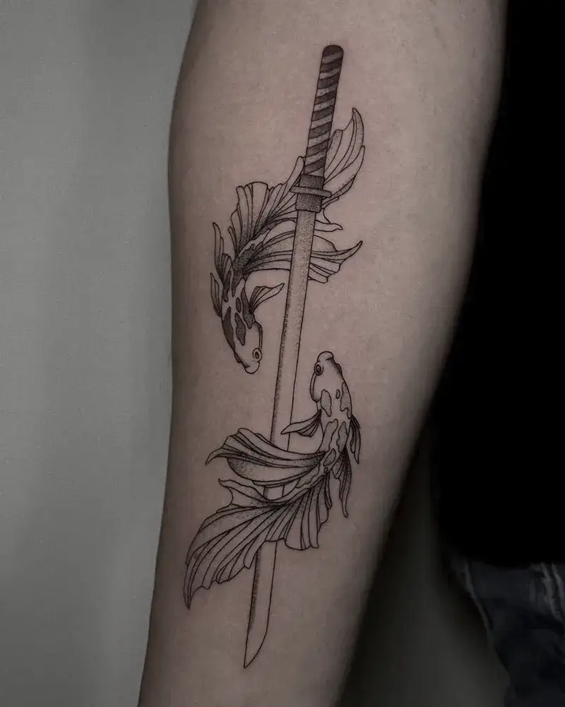 Tatuaje de línea fina de peces koi realizado por Carmen González en Yokai Tattoo en Málaga