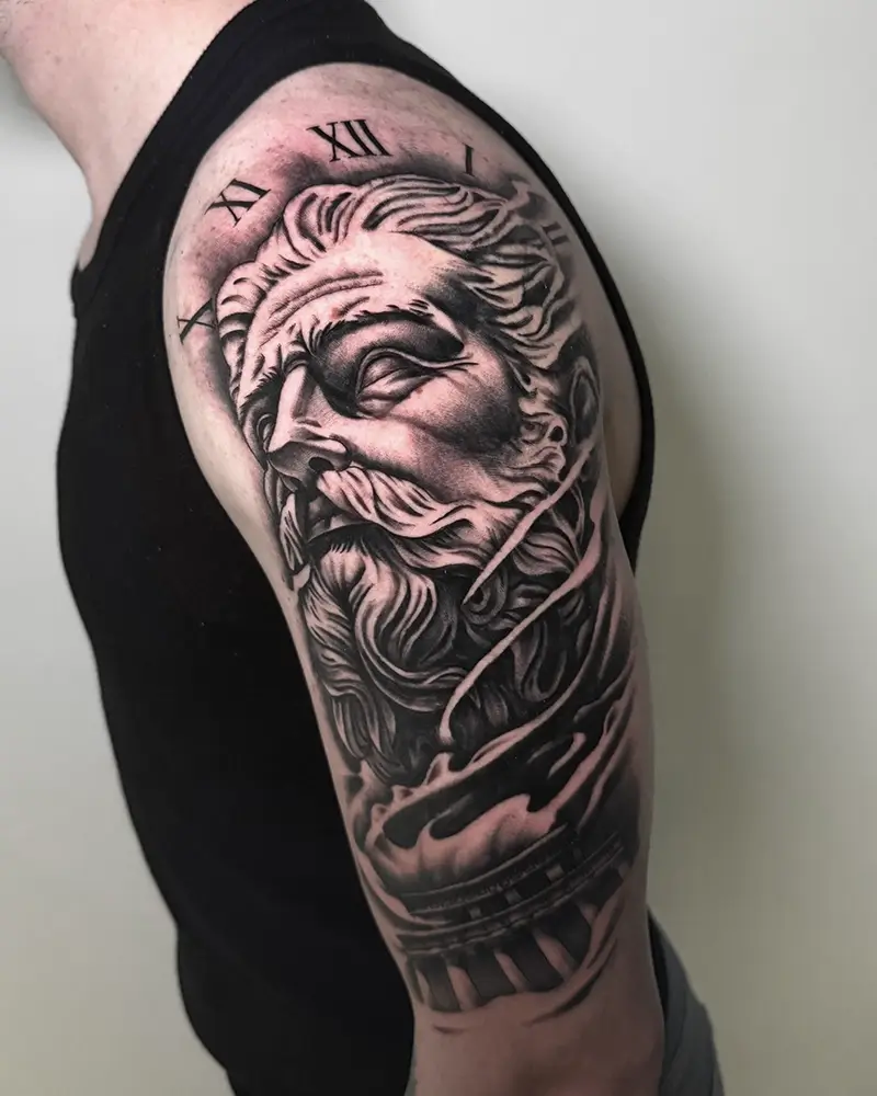 Tatuaje realista del dios Chronos en estilo estatuaria, en negro y gris