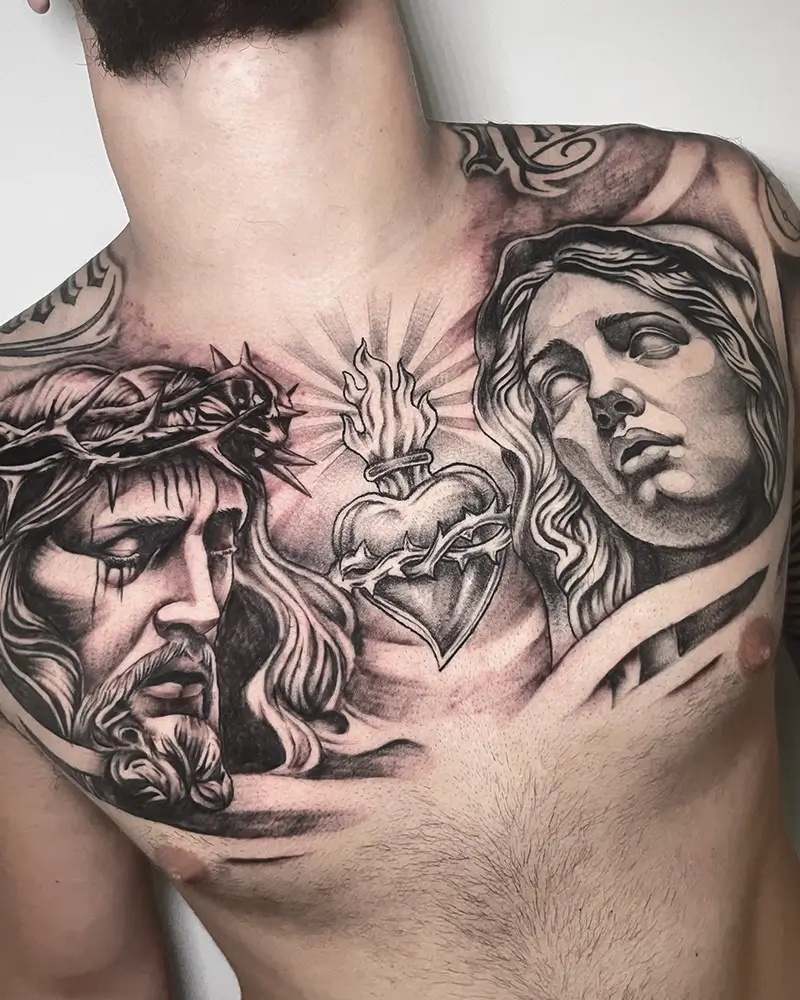 Tatuaje realista de un cristo y una virgen en el pecho, en negro y gris