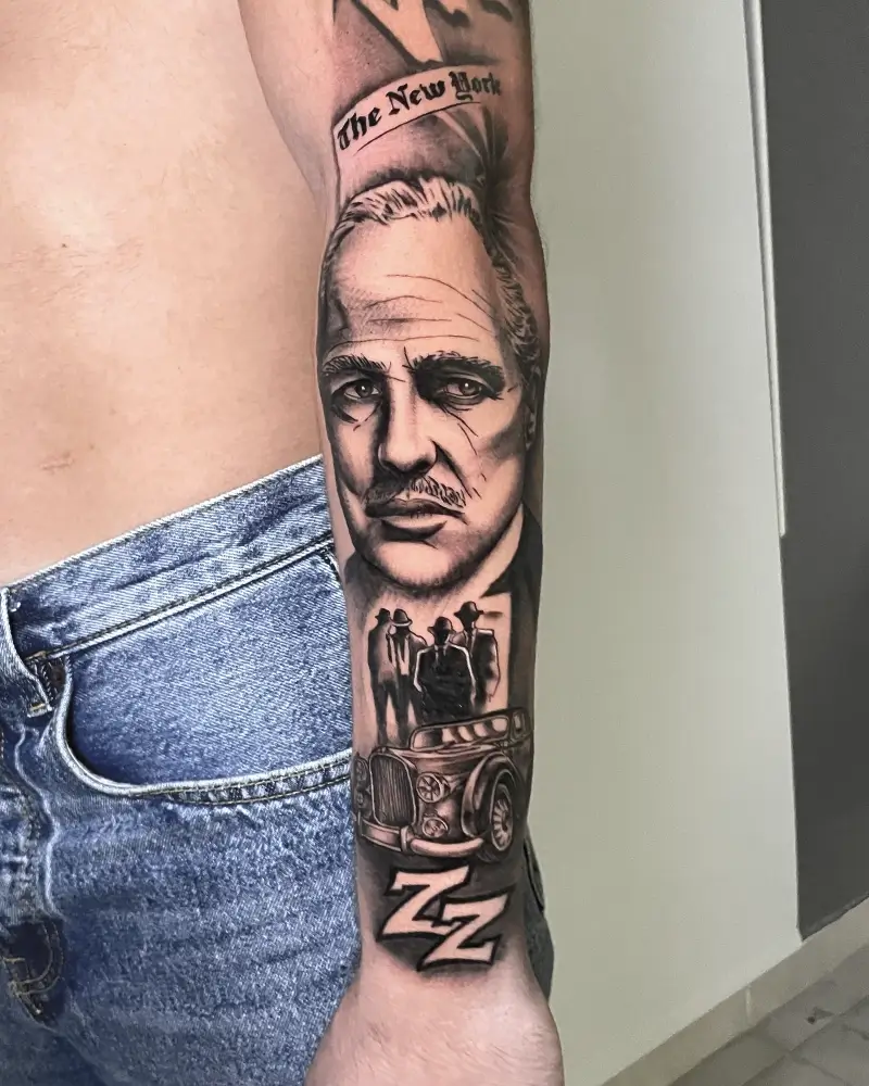 Tatuaje realista de El Padrino en el brazo, hecho en Yokai Tattoo Málaga