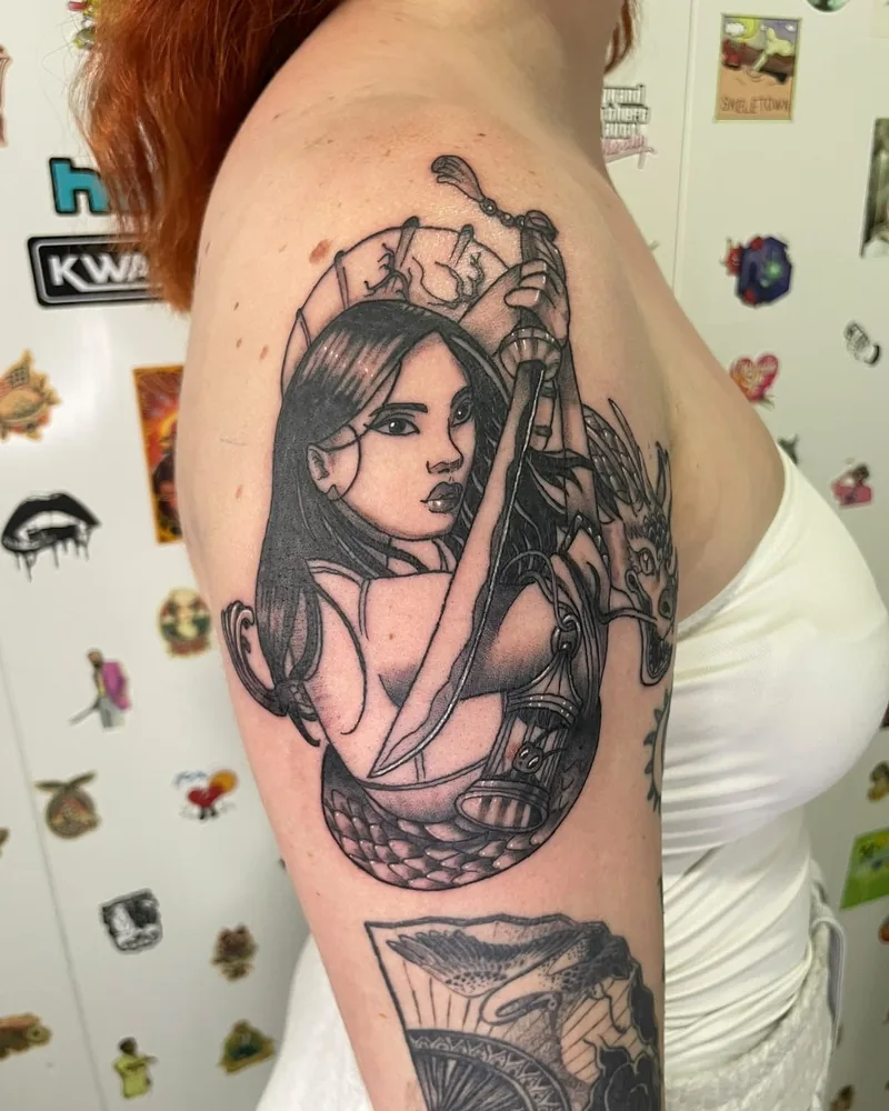 Tatuaje blackwork de una guerrera japonesa con trama y cross-hatching, realizado por Guti en Yokai Tattoo Málaga