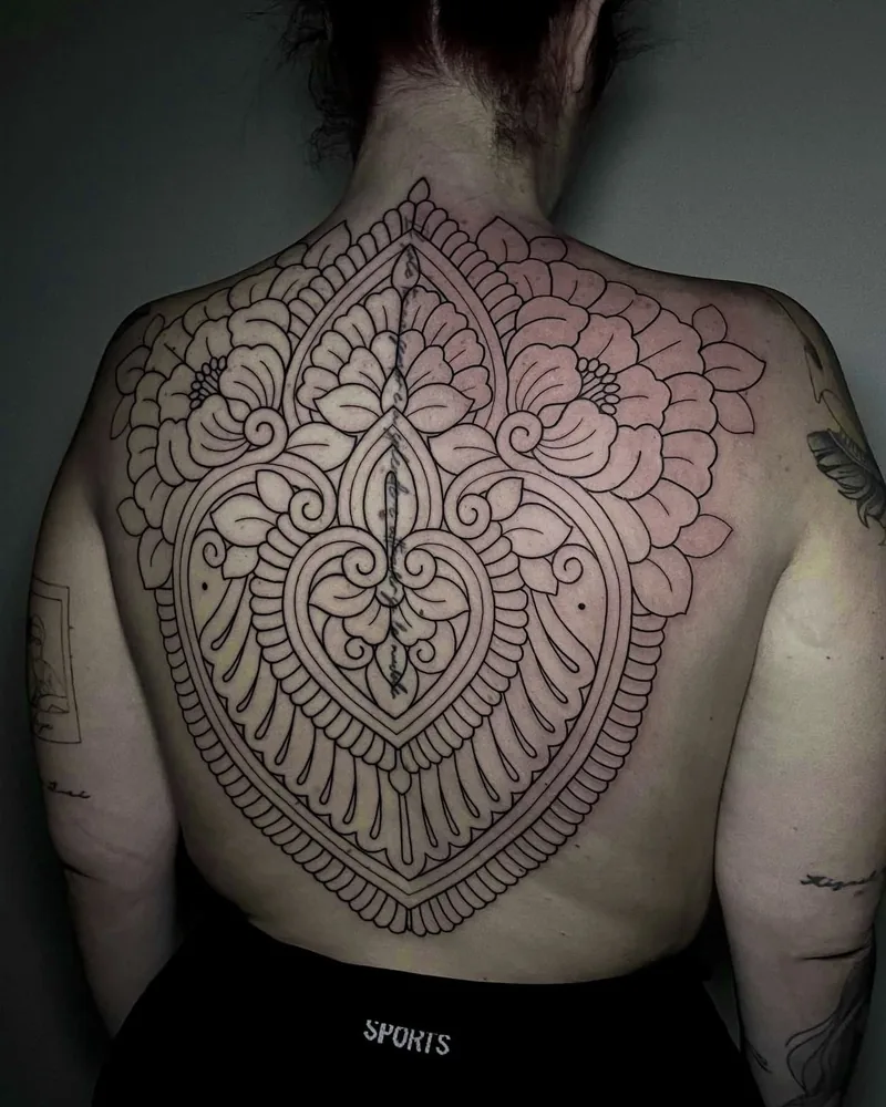 Flores y mandala — Composición · espalda completa, por Carmen González, Yokai Tattoo Málaga