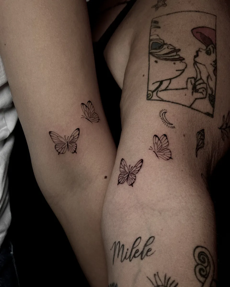 Mariposas pequeñas en línea fina en el brazo, hechas por Carmen González en Yokai Tattoo Málaga